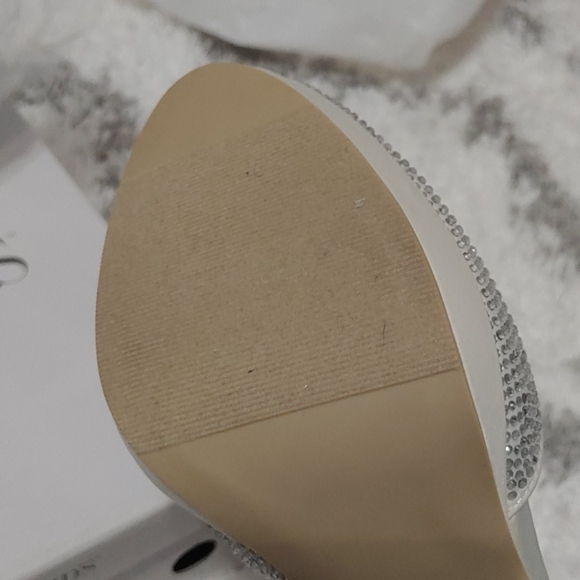 New size 11 David's Bridal heels - Picture 4 of 11